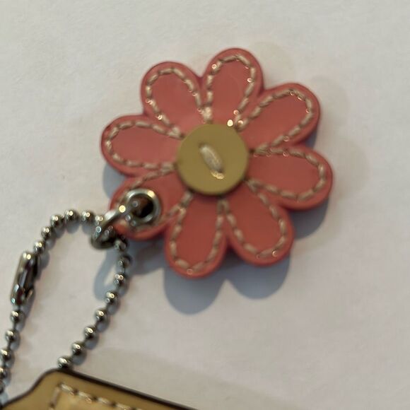 COACH Daisy & Hang Tag Keychain - Picture 3 of 5